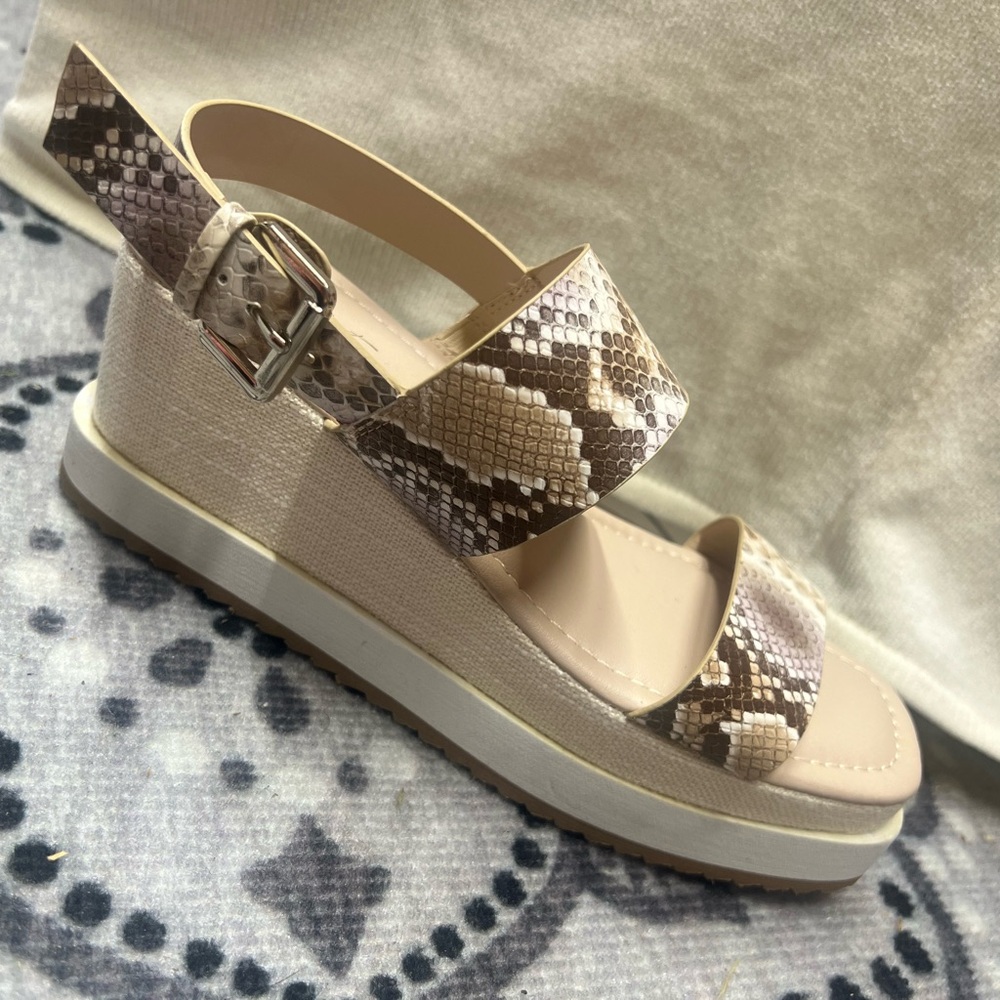 C Comfort Est. 1946. (Cato)
Women's Sandals  size 8